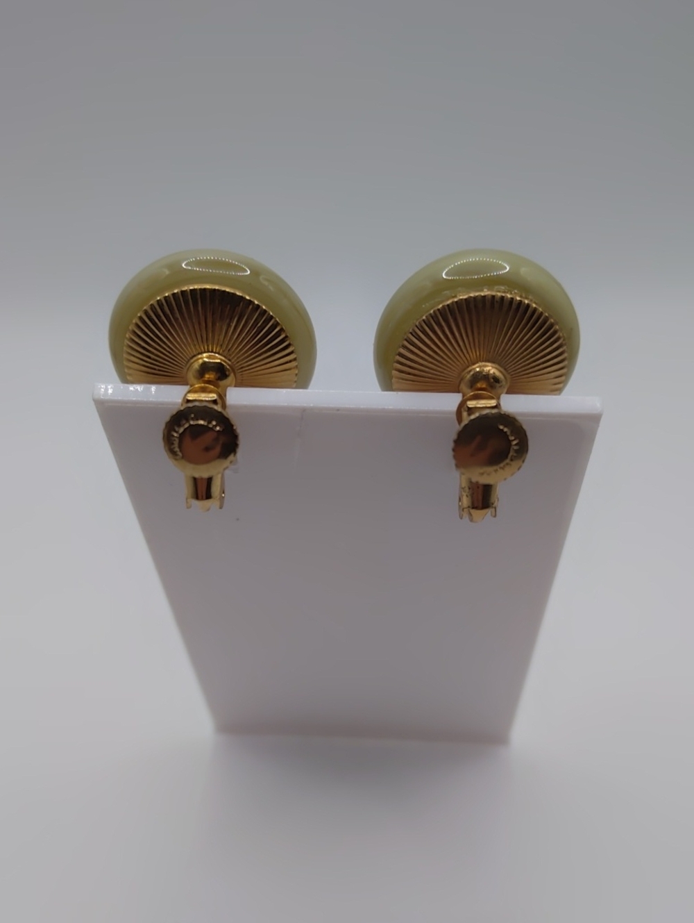 Castlecliff Green Swirl Glass Screwback Earrings Vintage - Picture 5 of 9